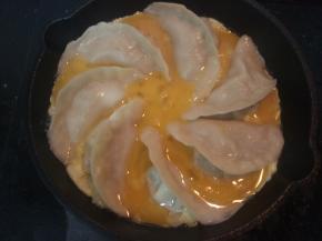 把蛋液缓慢均匀地倒入锅里，使蛋液铺满整个锅底。加盖，小火煎至蛋液凝固即可关火。