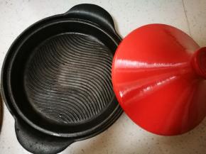 塔吉锅，我买了好几年了，因为懒得洗。。。哈哈，所以没怎么用，非常貌美的锅！