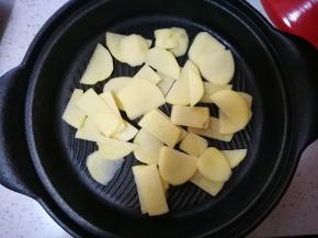 锅内刷层油，放入土豆片