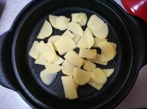 锅内刷层油，放入土豆片