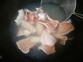 趁煎土豆，烧锅开水，倒入鱿鱼，变白，打卷，捞出，时间不要太长，变白后迅速捞出，口感好