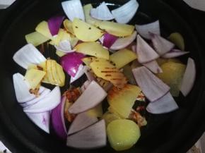 土豆差不多了，开盖，翻几下，防止下面有糊的，放入洋葱，盖盖，大火，听到声音，转小火