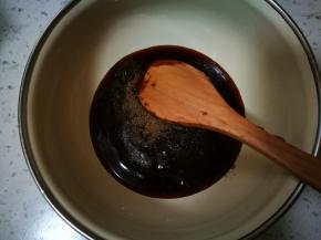 这个时候调酱，豆瓣酱，海鲜酱，盐，黑胡椒粉，生抽，搅拌均匀，可以尝试味道