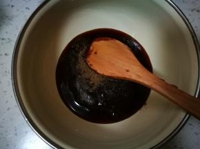 这个时候调酱，豆瓣酱，海鲜酱，盐，黑胡椒粉，生抽，搅拌均匀，可以尝试味道