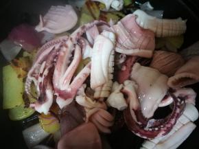 洋葱香味飘出，开盖，放入鱿鱼