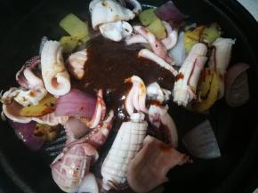 翻几下后倒入酱汁