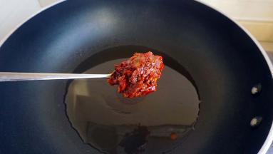 郫县辣酱热油炒出红油