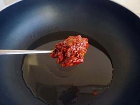 郫县辣酱热油炒出红油