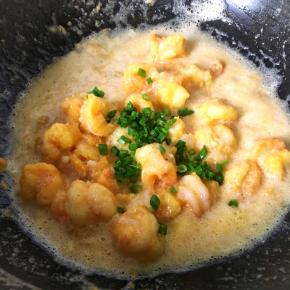 放入葱花翻炒均匀出锅