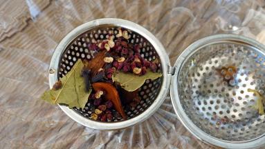 香料洗净，放入香料盒内