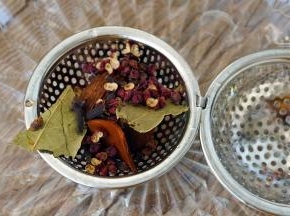 香料洗净，放入香料盒内
