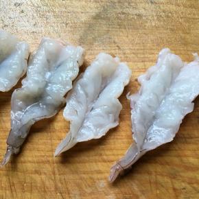 洗净后从背部剖开，尾部留少许