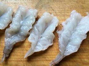 洗净后从背部剖开，尾部留少许