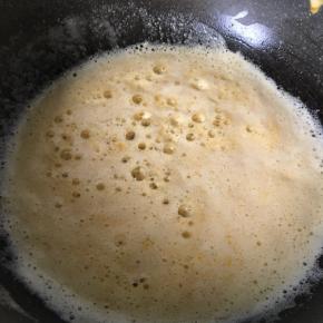 热锅下入咸蛋黄