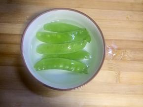 取开水放入整理好的荷兰豆