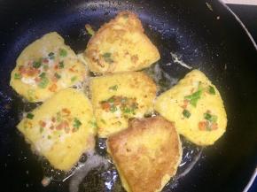 待底部煎硬了翻面再煎另一面