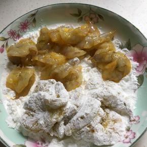 腌好的虾仁放淀粉中裹上一层淀粉