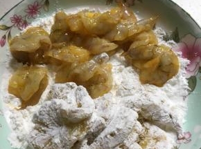 腌好的虾仁放淀粉中裹上一层淀粉