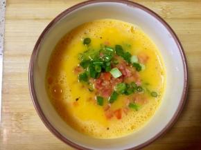 放少许五香粉，然后把蛋打散调制均匀放入红椒末，青椒末红萝卜末和香香葱