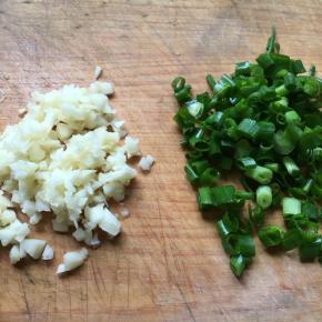 蒜和葱切碎备用