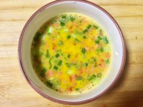 放入红椒末，青椒末红萝卜末和香香葱