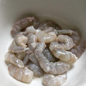 虾仁加淀粉和白醋搅拌均匀静止二分钟