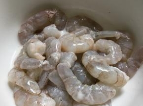 虾仁加淀粉和白醋搅拌均匀静止二分钟