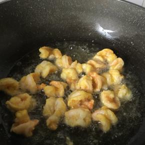 五成油温下入虾仁，炸一分钟捞出备用