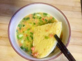 馒头片放入调制好的蛋液里裹上蛋液