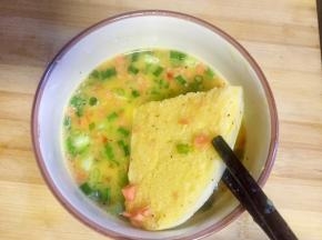 馒头片放入调制好的蛋液里裹上蛋液