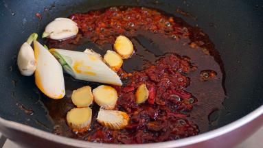 爆香葱姜蒜、小红辣椒