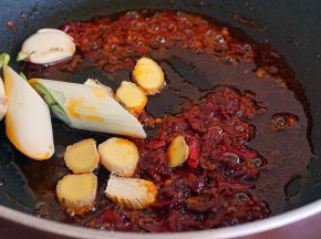 爆香葱姜蒜、小红辣椒
