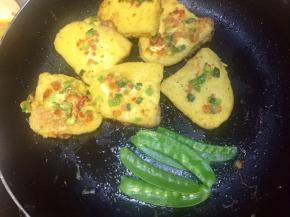 再放在平底锅里裹下用油，馒头片两面也煎的金黄就做好，可以装盘了