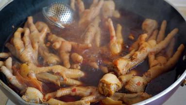 转大火收汁，但不要收干，留二分之一汤汁