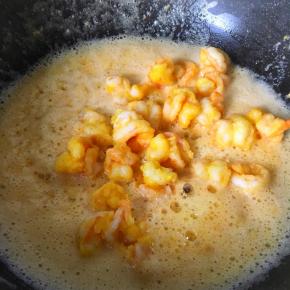 放入虾仁翻炒均匀