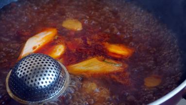 加水煮开，加入香料盒