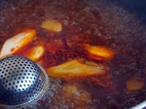 加水煮开，加入香料盒
