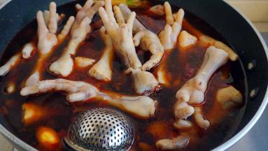 放入凤爪大火煮开转小火慢卤三十分钟