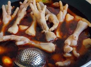 放入凤爪大火煮开转小火慢卤三十分钟