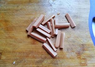 火腿适量切条状；