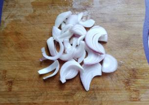 洋葱半个切丝备用；