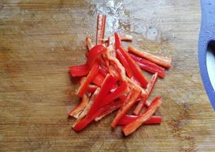红椒一个也切条备用；