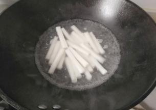 锅中烧热水，放入年糕煮一会儿；