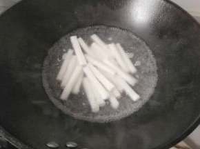 锅中烧热水，放入年糕煮一会儿；