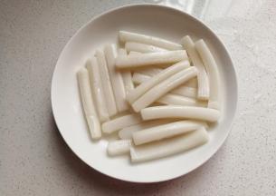 煮至年糕变软时捞起过下凉水沥干备用；