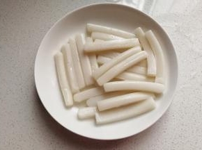 煮至年糕变软时捞起过下凉水沥干备用；
