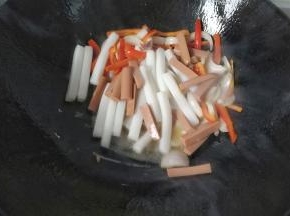 然后倒入火腿和年糕；