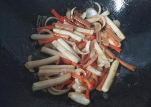 调入适量盐和生抽先翻炒一会儿；