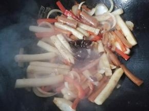 最后再调入适量红烧酱油，黑椒酱，胡椒粉和鸡精炒均匀即可起锅装盘。