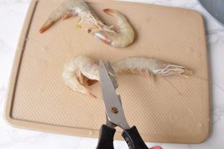 将虾剪去虾枪和虾须。